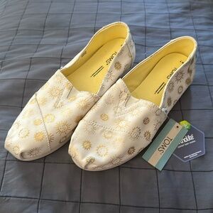 New with tags cream and gold foil sunshine pattern toms size 7
